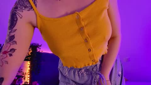 Snapshot of gwenhilton chatting on October 2025 05:37:01 AM gwenhilton online show from October 2025 05:37:01 AM