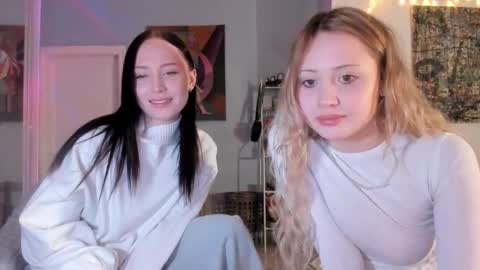 Snapshot of h1ppies chatting on December 2025 11:54:01 PM Ashleyblonde Ellies brunnette online show from December 2025 11:54:01 PM