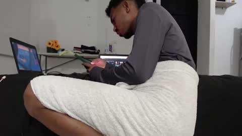 Snapshot of halfenaked17 chatting on December 2025 04:00:02 AM halfenaked17 online show from December 2025 04:00:02 AM