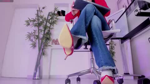 HANNAH HOWELL online show from November 2025 09:42:02 AM