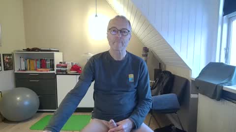 Snapshot of hanse_1 chatting on December 2024 08:20:01 AM Hanse online show from December 2024 08:20:01 AM