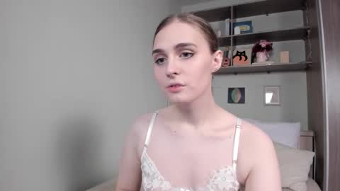 Mia online show from November 2025 07:14:01 AM