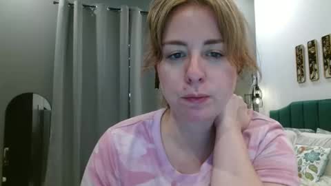Snapshot of hazel_skye chatting on April 2026 09:57:02 PM Hazel online show from April 2026 09:57:02 PM