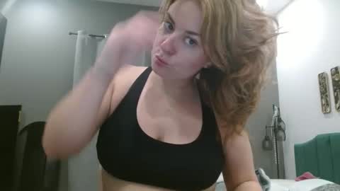 Snapshot of hazel_skye chatting on May 2026 01:03:02 AM Hazel online show from May 2026 01:03:02 AM