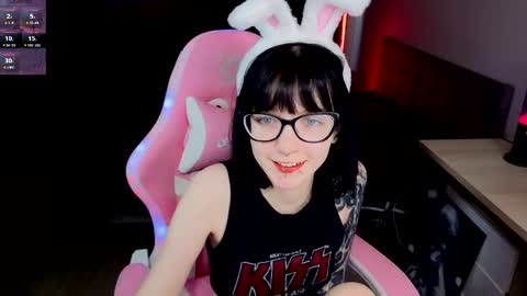 hazeltompson online show from April 2026 12:16:02 PM