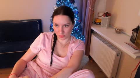 Snapshot of heaven_chloe chatting on January 2025 11:24:01 PM Heaven girl online show from January 2025 11:24:01 PM