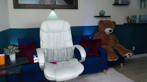 hebelongs2her online show from October 2025 07:25:02 PM