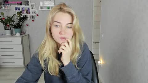 Snapshot of helen_angel_girl chatting on December 2025 09:48:01 AM Helen sven online show from December 2025 09:48:01 AM