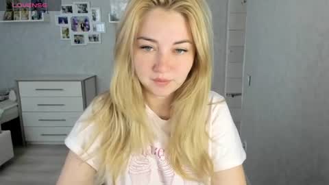 Snapshot of helen_angel_girl chatting on June 2026 06:05:01 AM Helen sven online show from June 2026 06:05:01 AM