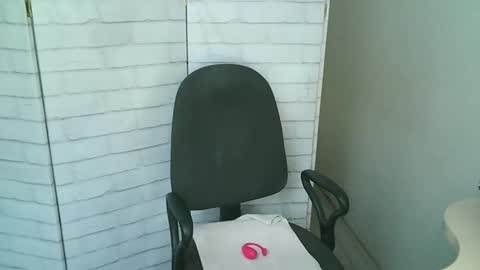 Snapshot of helen_xi chatting on January 2026 05:23:02 AM Helen online show from January 2026 05:23:02 AM