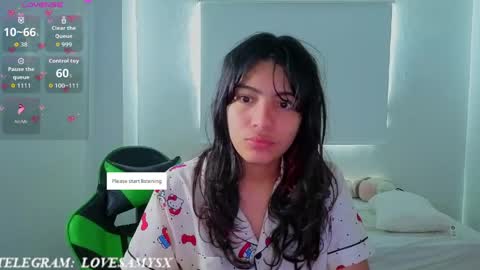 Snapshot of helia_n_amy chatting on April 2026 06:33:02 PM Helia Transfem and Amy online show from April 2026 06:33:02 PM