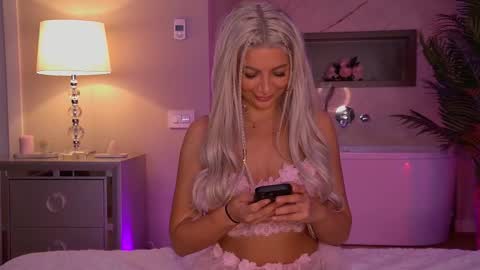 hellenroyy online show from September 2025 03:29:01 AM