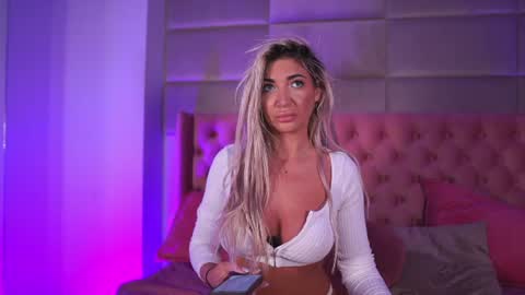 Snapshot of hellenroyy chatting on June 2026 03:20:02 AM hellenroyy online show from June 2026 03:20:02 AM