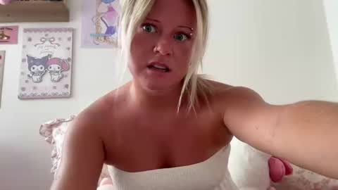 hellokittyluverr online show from July 2026 09:49:02 PM