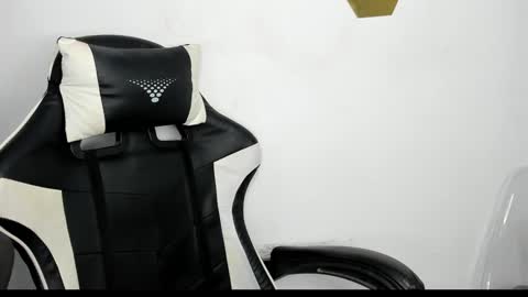 Snapshot of heluehorny13 chatting on January 2025 05:05:01 AM heluehorny13 online show from January 2025 05:05:01 AM