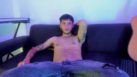 henrik_senn online show from November 2025 12:30:01 AM