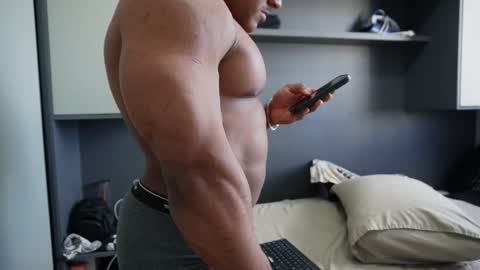 Snapshot of henrimusclee chatting on November 2025 07:03:01 PM Henri online show from November 2025 07:03:01 PM