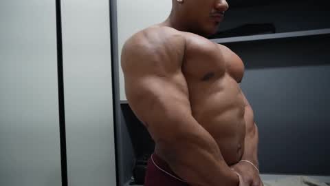 Snapshot of henrimusclee chatting on November 2025 12:13:02 AM Henri online show from November 2025 12:13:02 AM