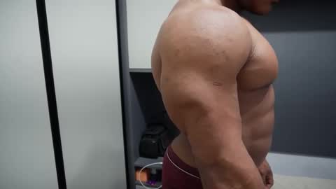 Snapshot of henrimusclee chatting on December 2025 09:35:01 PM Henri online show from December 2025 09:35:01 PM