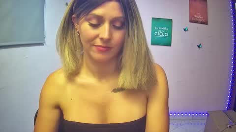 Snapshot of hestesiaxx chatting on November 2025 01:26:02 AM Hestesiaxx online show from November 2025 01:26:02 AM