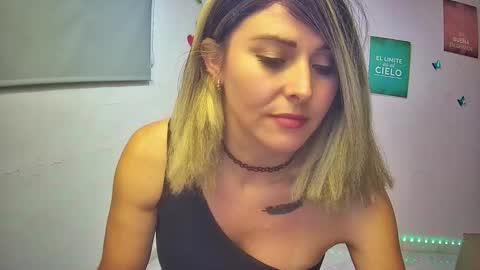 Snapshot of hestesiaxx chatting on November 2025 01:44:01 AM Hestesiaxx online show from November 2025 01:44:01 AM