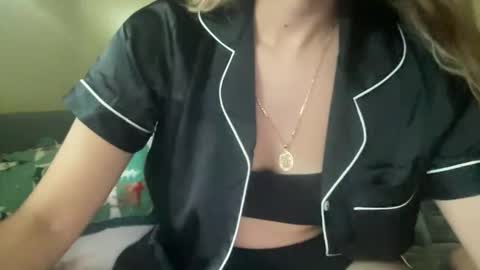 Snapshot of heybluebabe chatting on November 2025 09:02:01 PM Blue online show from November 2025 09:02:01 PM