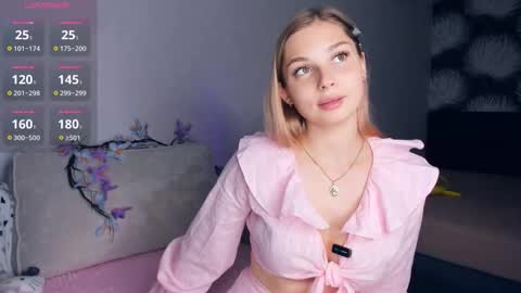 Snapshot of hidden_charm chatting on September 2025 03:13:01 PM Elizabeth online show from September 2025 03:13:01 PM