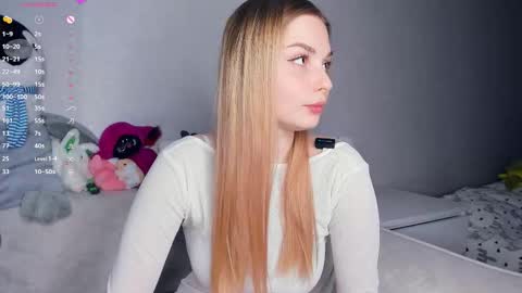 Snapshot of hidden_charm chatting on February 2026 06:01:01 PM Elizabeth online show from February 2026 06:01:01 PM