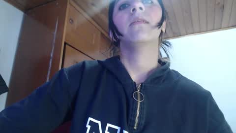 hilaril18 online show from September 2025 11:43:01 AM