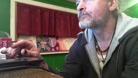 hippiedad333 online show from March 2026 01:34:01 AM