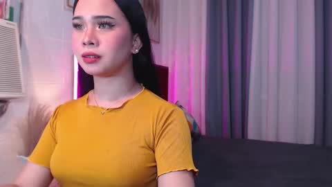 hoelymolly online show from November 2025 07:00:02 AM