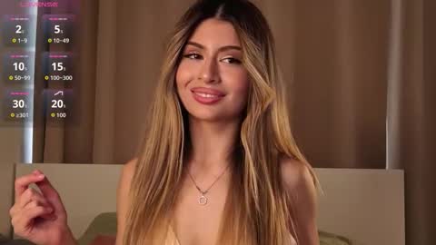 Snapshot of holayoula chatting on September 2025 08:17:01 AM Moni Monica online show from September 2025 08:17:01 AM