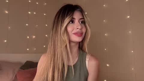 Snapshot of holayoula chatting on September 2025 08:08:01 AM Moni Monica online show from September 2025 08:08:01 AM