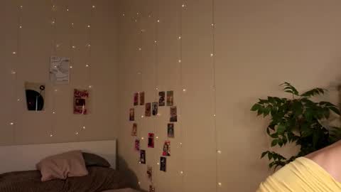 Snapshot of holayoula chatting on October 2025 08:06:01 AM Moni Monica online show from October 2025 08:06:01 AM