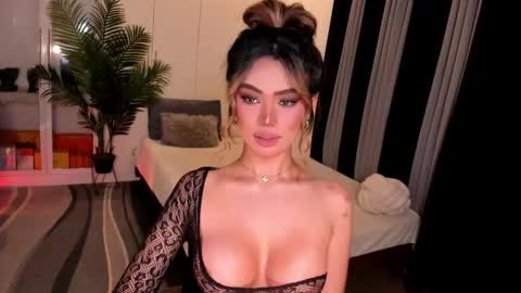 Snapshot of holee_laura chatting on November 2025 05:16:01 PM Ms. Laura online show from November 2025 05:16:01 PM