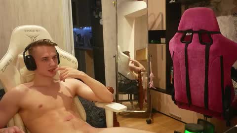 Snapshot of holiday_boys chatting on September 2025 09:38:02 PM Extaz Athrey Howard online show from September 2025 09:38:02 PM