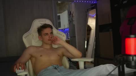 Snapshot of holiday_boys chatting on October 2025 05:14:02 PM Extaz Athrey Howard online show from October 2025 05:14:02 PM