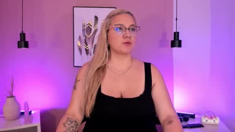 Hollie online show from September 2025 11:33:02 AM