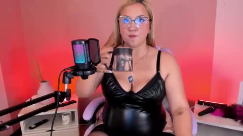 Hollie online show from January 2026 01:15:02 PM