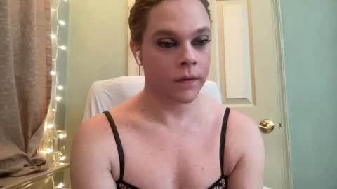 Snapshot of holly23hopefull chatting on January 2025 12:11:01 AM Hollys Drive threw Side Of CB. online show from January 2025 12:11:01 AM