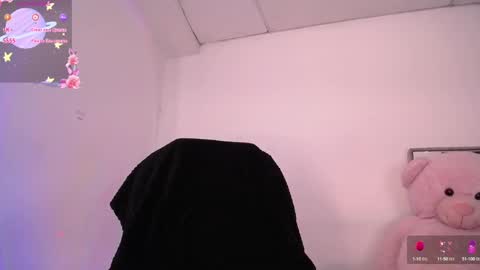 holly_16 online show from September 2025 06:42:01 PM