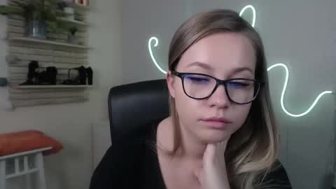 Holly online show from December 2024 08:05:01 AM