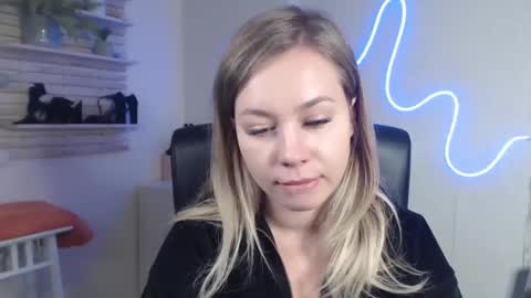 Holly online show from December 2024 10:40:01 AM