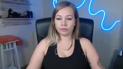 Holly online show from December 2024 12:30:01 AM