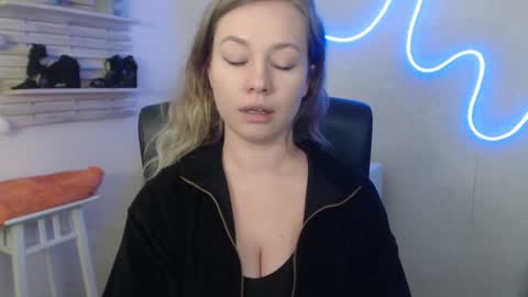 Holly online show from February 2025 05:31:01 AM