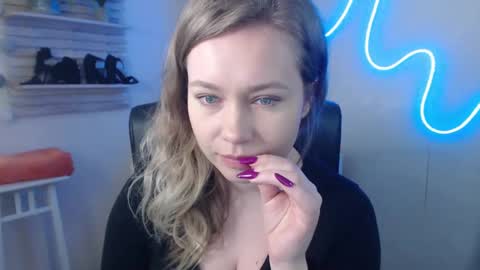 Holly online show from February 2025 11:11:02 AM