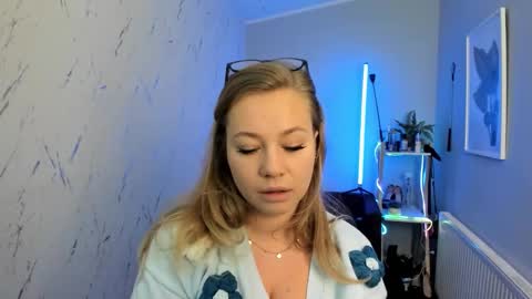 Holly online show from September 2025 05:07:01 PM