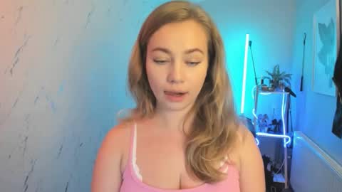 Holly online show from October 2025 06:20:01 PM