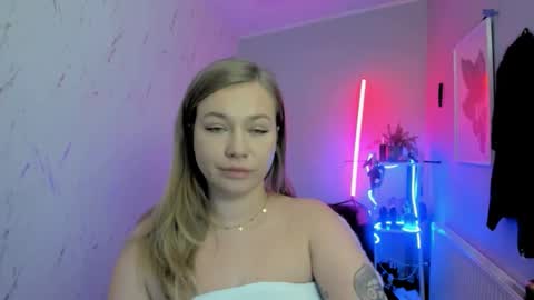 Holly online show from November 2025 07:58:01 PM