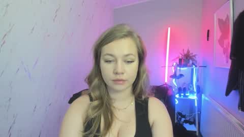 Holly online show from November 2025 08:43:01 PM